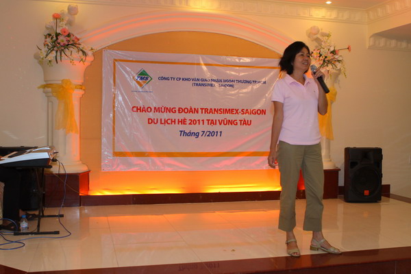 Bà Nguyễn Thị Đầm - Chủ tịch Công đoàn Công ty có đôi lời phát biểu tại đêm Gala Dinner.