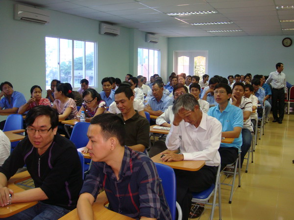 Toàn thể CB-CNV Công ty Transimex-Saigon đang lắng nghe giảng Nghị Quyết.